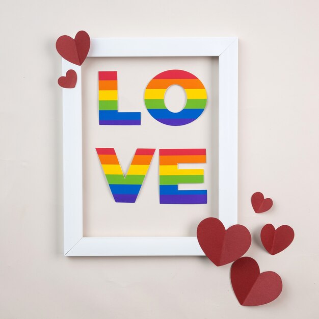 Lettere d'arte di carta LGBT. Buon San Valentino con cuore rosso di carta e cornice verticale bianca