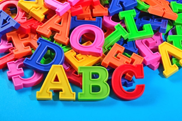 Lettere dell'alfabeto colorate in plastica ABC su un blu