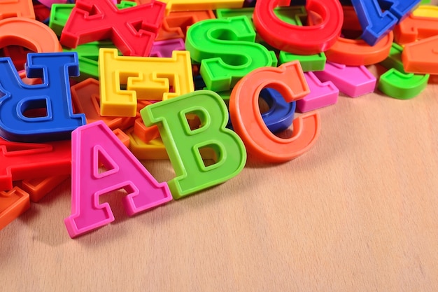 Lettere dell'alfabeto in plastica colorata ABC