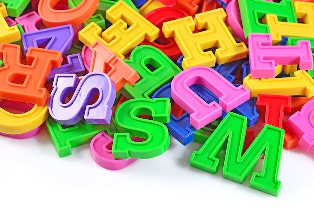 Lettere dell'alfabeto in plastica colorata su sfondo bianco
