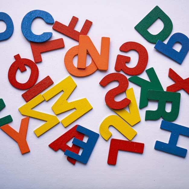 lettere di legno multicolori su fondo bianco