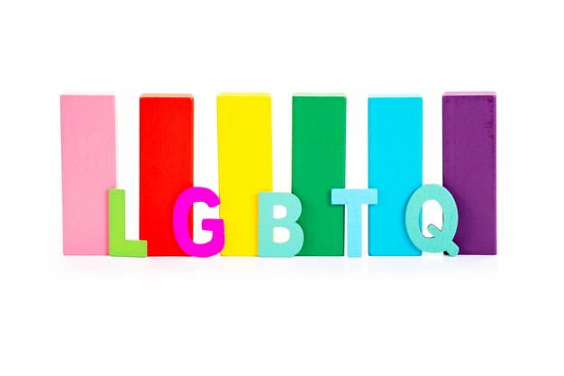 Lettere di LGBTQ e blocco di legno colorato. Concetto di attivismo LGBT.