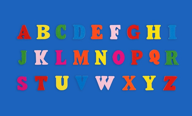 lettere in legno dell'alfabeto inglese multicolori su uno sfondo blu