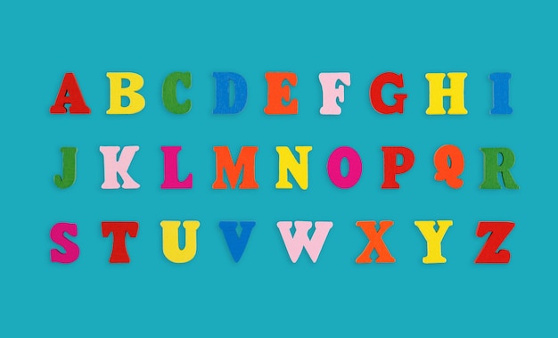 lettere in legno dell'alfabeto inglese multicolori su uno sfondo blu