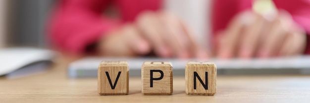 Lettere VPN su cubi di legno La rete privata virtuale e l'utente Internet lavorano sul computer in background Servizio VPN per una connessione crittografata sicura e anonima su Internet