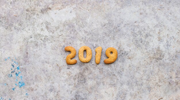 Lettering 2019 anni. Biscotti di panpepato al forno