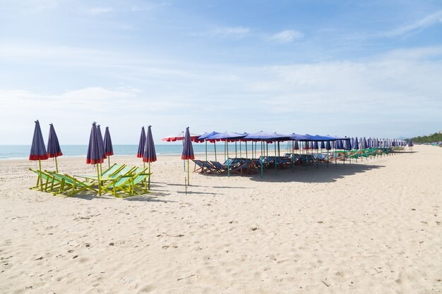 Letti e ombrelloni sulla spiaggia.