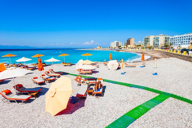 Lettini a spiaggia di Rodi in Grecia