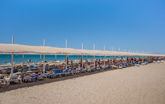 Lettini e ombrelloni in spiaggia