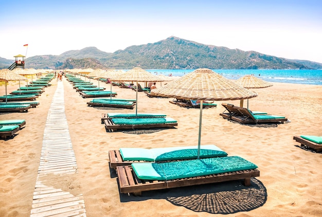 Lettini e ombrelloni sulla spiaggia di Iztuzu Turtle Beach Dalyan River Mar Mediterraneo Marmaris Turchia