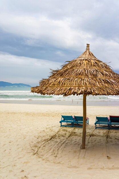 Lettini e Palm shelter presso la China Beach di Da Nang, Vietnam. Si chiama anche Spiaggia di Non Nuoc. Sullo sfondo il Mar Cinese Meridionale.