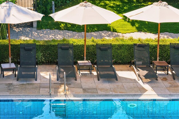 Lettini in piscina sul Lago di Ginevra Montreux Riviera svizzera