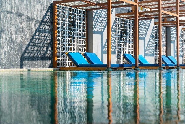 lettino a bordo piscina intorno alla piscina