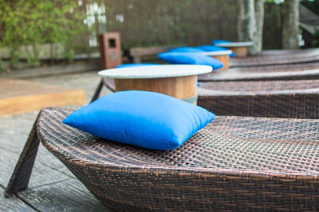 Lettino in rattan accanto alla piscina dell'hotel