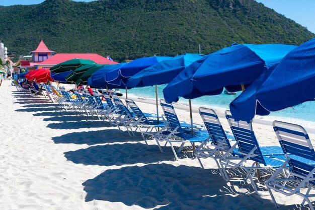 Lettino in spiaggia estiva durante le vacanze estive Lettino in spiaggia estiva all'aperto