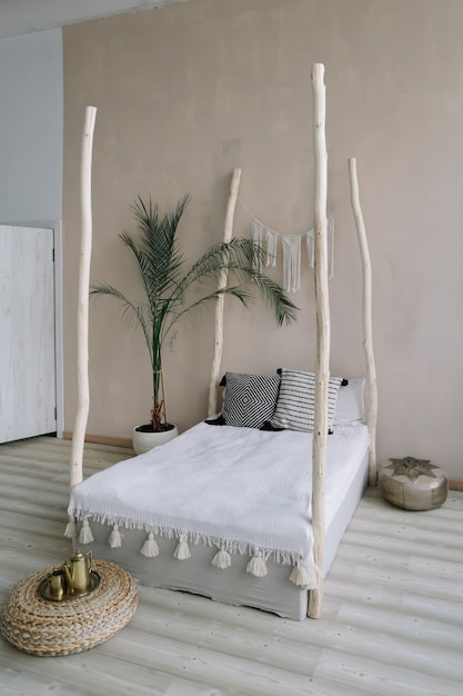 letto dal design d'interni camera da letto esotica con baldacchino in legno e cuscini coperta palma tropicale tropical