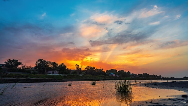 Letto del fiume al tramonto