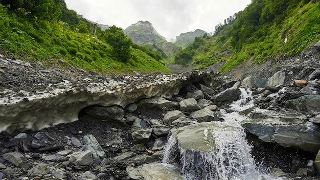 Letto di pietra del fiume, estate a Sochi, Russia