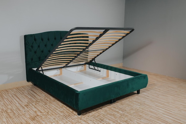 Letto Green con vano contenitore svelato sollevando la rete a doghe in legno