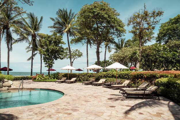 letto piscina intorno alla piscina nel resort dell'hotel