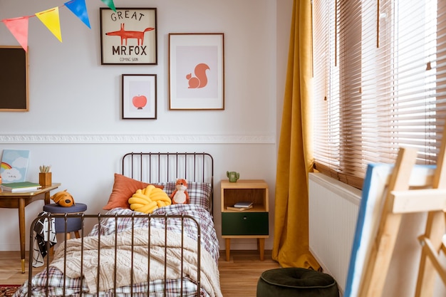 Letto singolo in metallo nell'interno della camera da letto alla moda per bambini