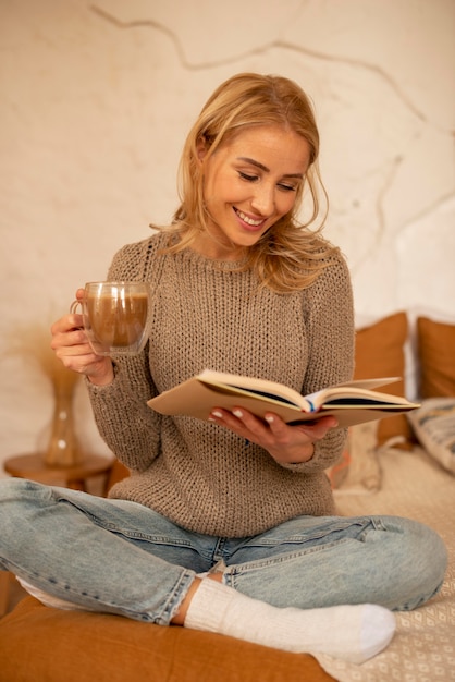 Lettura completa della donna di smiley del colpo