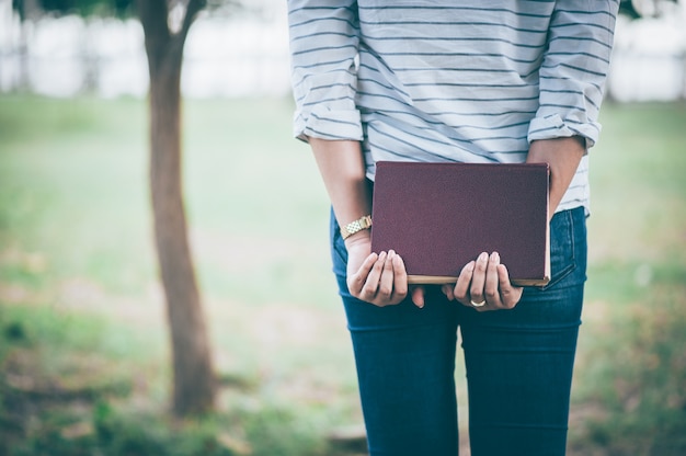 Lettura della ragazza La lettura dell&#39;amore è un&#39;esperienza che dà la vita