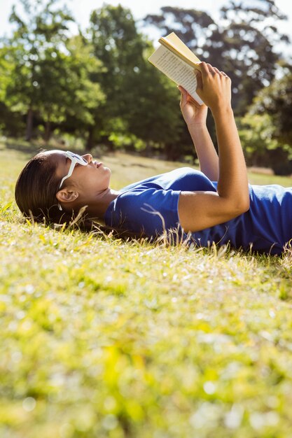 Lettura graziosa della donna nel parco