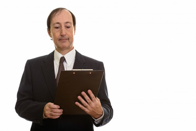 lettura matura dell'uomo d'affari sulla lavagna per appunti