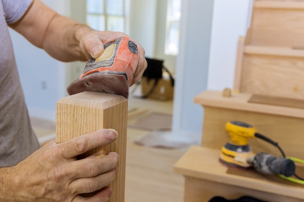 Levigatrice per scale per ristrutturazione di corrimano in legno una nuova casa in costruzione