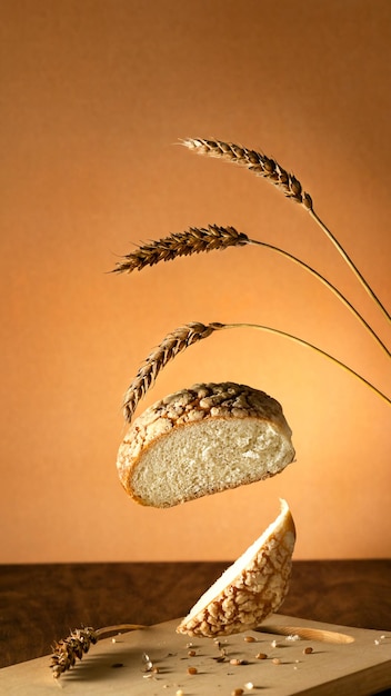 Levitazione di spighe di grano e fette di pane su un tagliere di legno su un tavolo di legno su uno sfondo marrone arancio