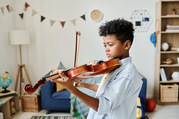 Lezione a casa per ragazzo che suona il violino