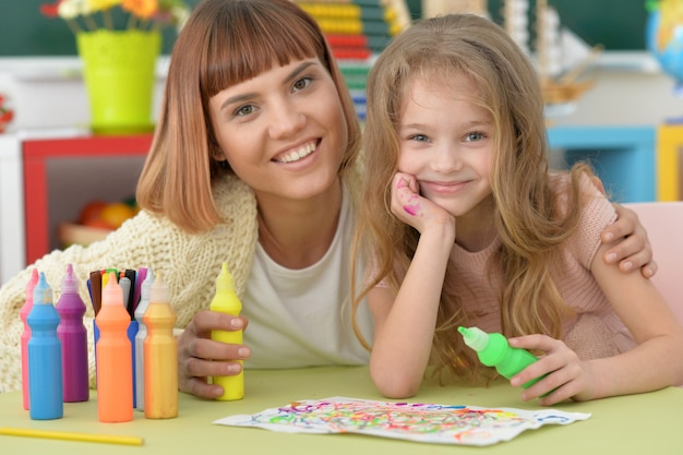 Lezione d'arte della scuola elementare con una bella insegnante