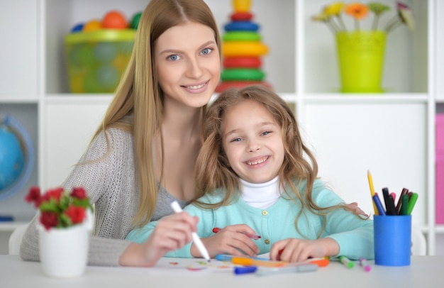 Lezione d'arte della scuola elementare con una bella insegnante