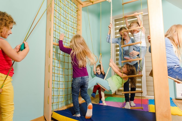 Lezione di allenamento fisico presso un complesso sportivo in legno presso la scuola materna