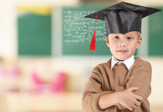 Lezione di allievo adolescente del ragazzo dell'esame della scuola del bambino intelligente