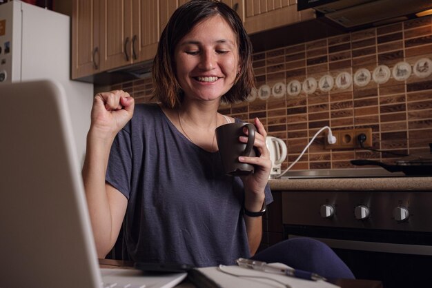 Lezione di freelance donna asiatica e lavoro sul laptop a casa