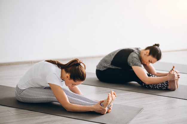 Lezione di gruppo di yoga