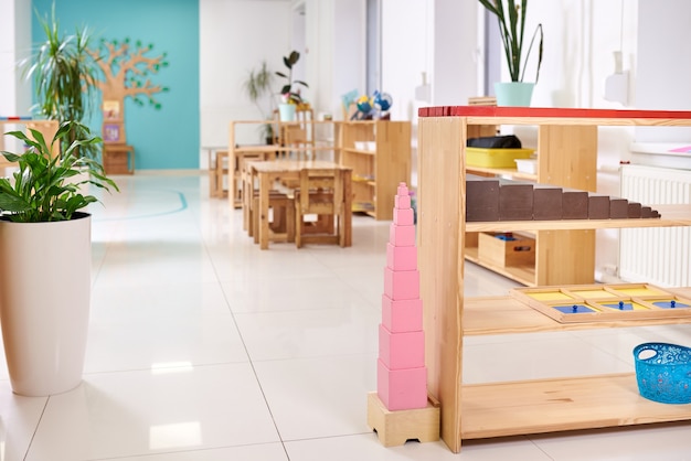 Lezione di luce all'asilo Montessori. torre rosa fatta di blocchi