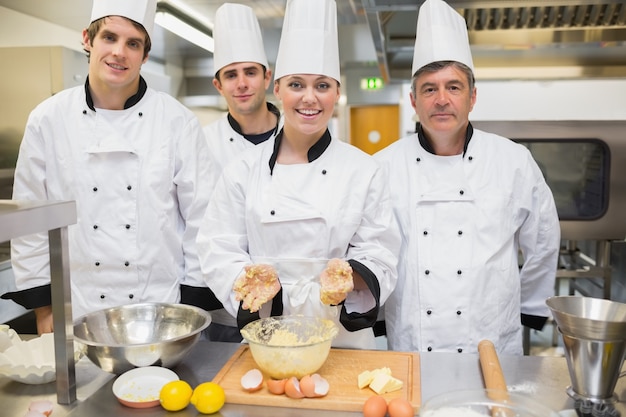 Lezione di pasticceria sorridente con l&#39;insegnante