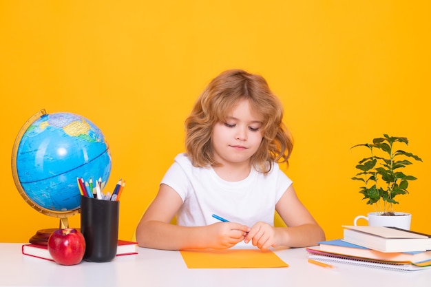 Lezione di scrittura per bambini Bambini della scuola Bambino della scuola elementare Alunno andare a studiare Apprendimento intelligente dello scolaro I bambini studiano la conoscenza e il concetto di istruzione