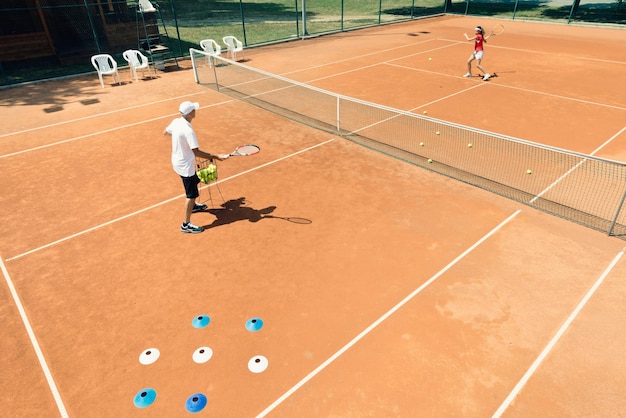 Lezione di tennis all'aperto