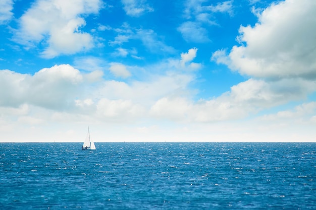 Lezione di vela in una giornata nuvolosa ad Alghero in Italia