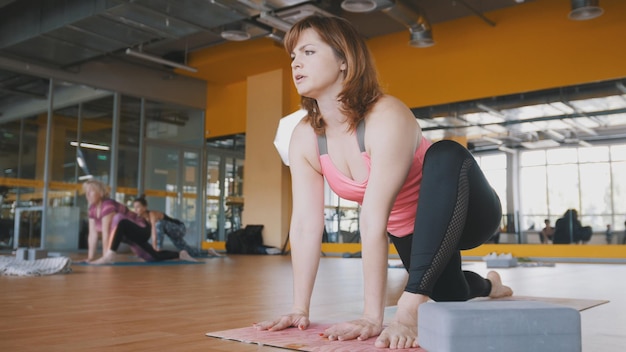 Lezione di yoga per donne in palestra, primo piano