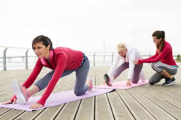 Lezione di yoga per donne mature