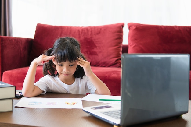 Lezioni di apprendimento online di una studentessa asiatica studiano online con il laptop a casa.