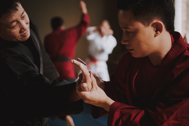 Lezioni di formazione in autodifesa in palestra con il sensei