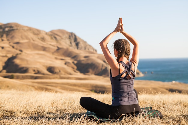 Lezioni di yoga al tramonto.