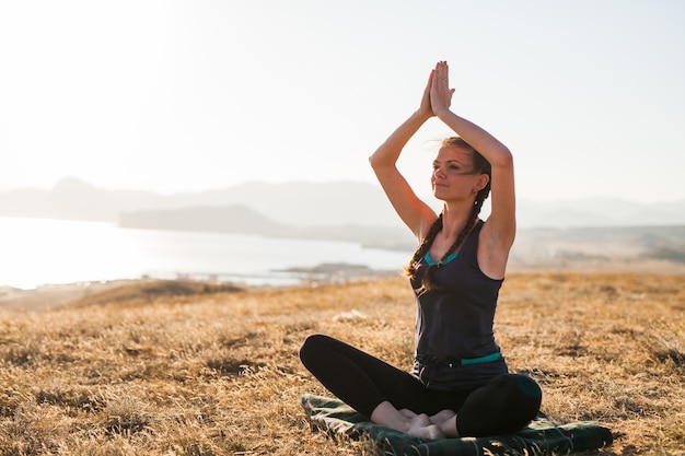 Lezioni di yoga al tramonto.