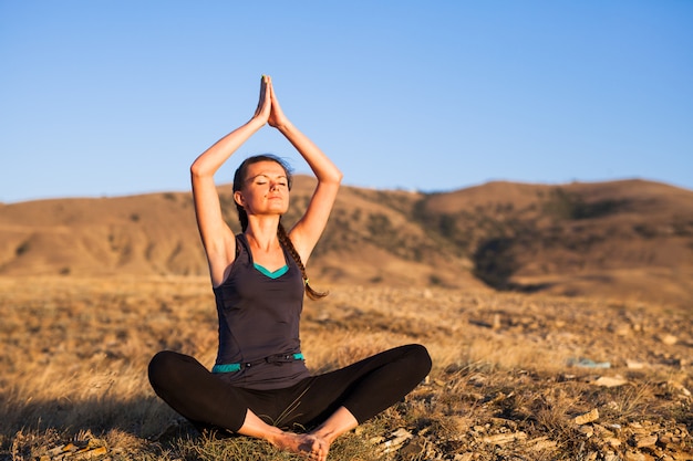 Lezioni di yoga al tramonto.